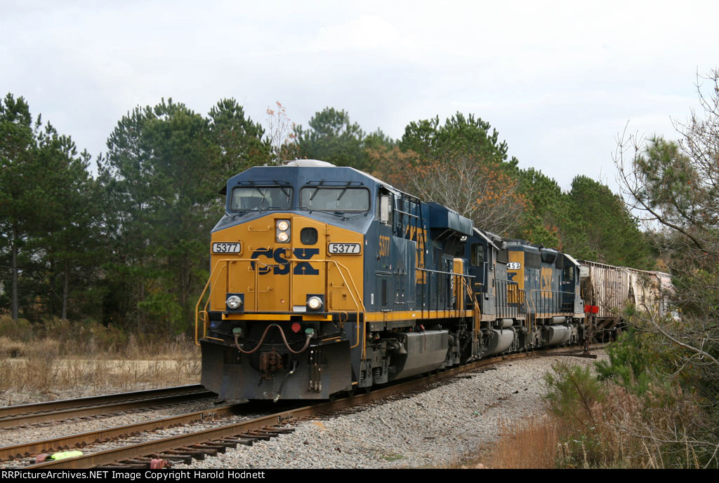 CSX 5377 leads a northbound train 